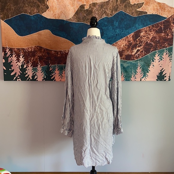 Pinstripe nightgown - Picture 3 of 4